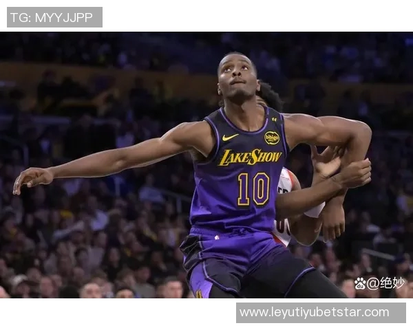 迪文岑佐半场表现抢眼里德全能发挥助力球队对抗湖人